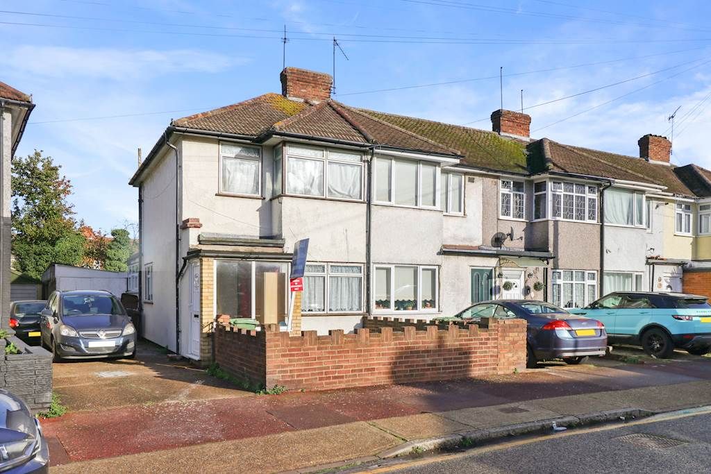 3 bed end terrace house for sale in Third Avenue, Dagenham RM10, £360,000