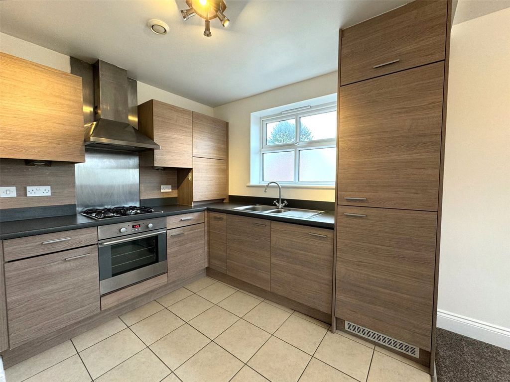2 bed flat for sale in Ashford, Surrey TW15, £270,000