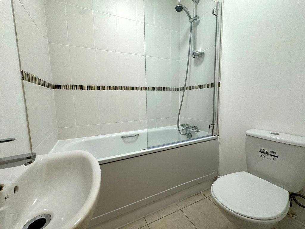 2 bed flat for sale in Ashford, Surrey TW15, £270,000