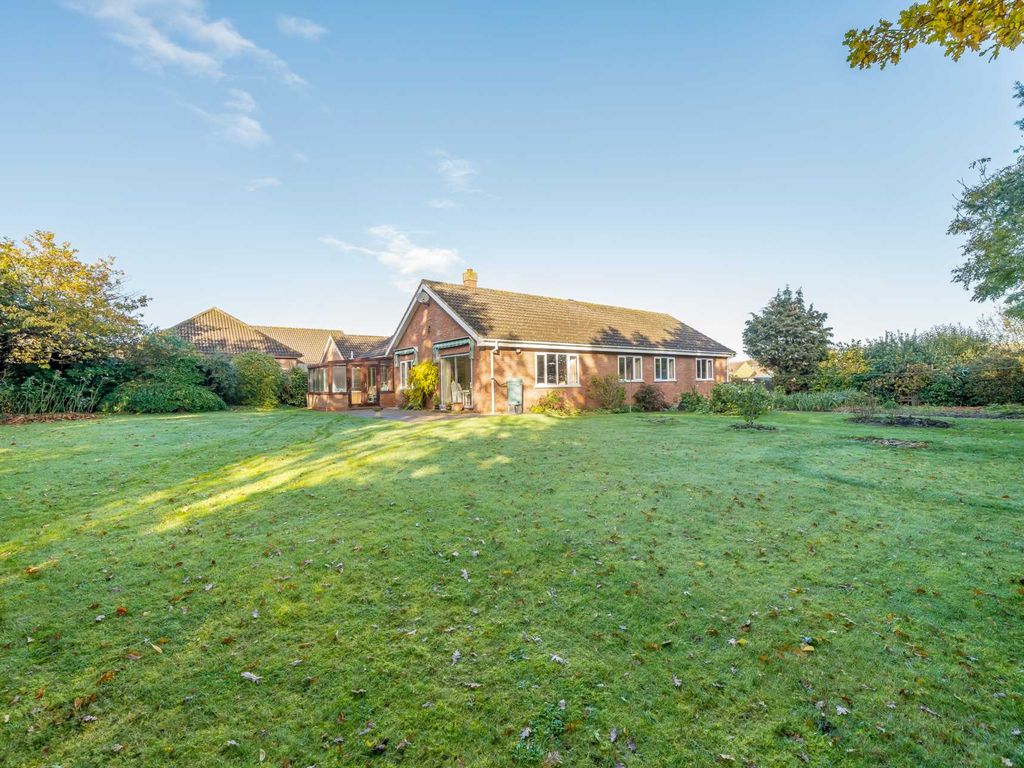 4 bed detached bungalow for sale in Bereford Close, Great Barford MK44, £695,000
