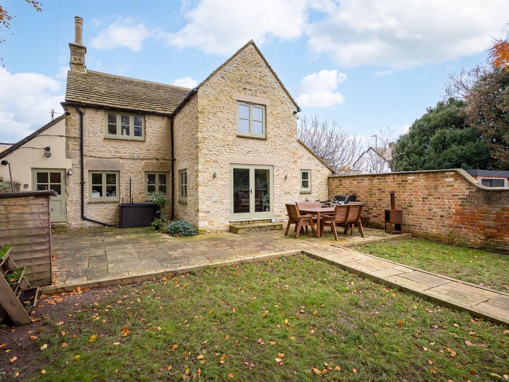 3 bed detached house for sale in Querns Lane, Cirencester GL7, £660,000