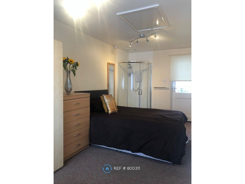 Room to rent in Ravenfield, Engelfield Green TW20, £850 pcm