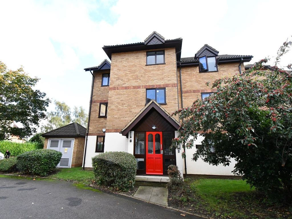 1 bed flat for sale in Redwood Grove, Bedford MK42, £130,000