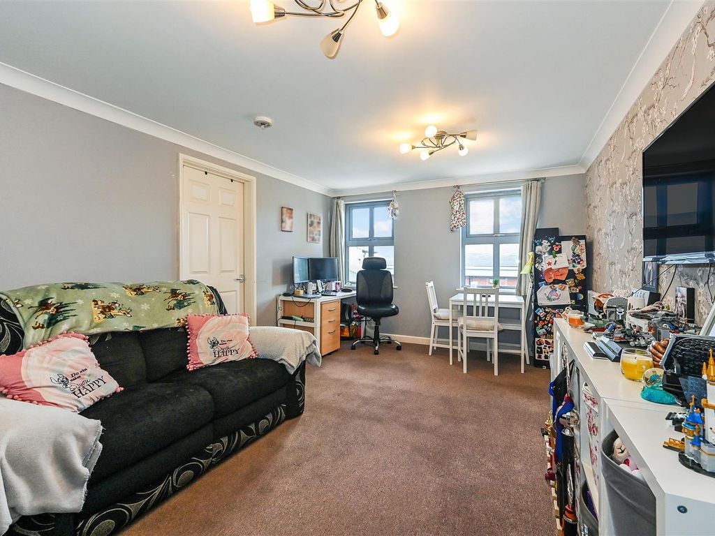 2 bed flat for sale in Gamble Road, Portsmouth PO2, £145,000