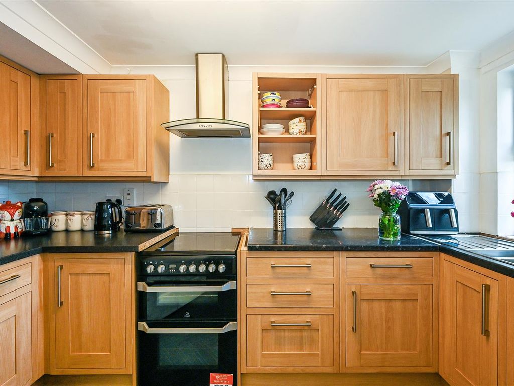 2 bed flat for sale in Gamble Road, Portsmouth PO2, £145,000