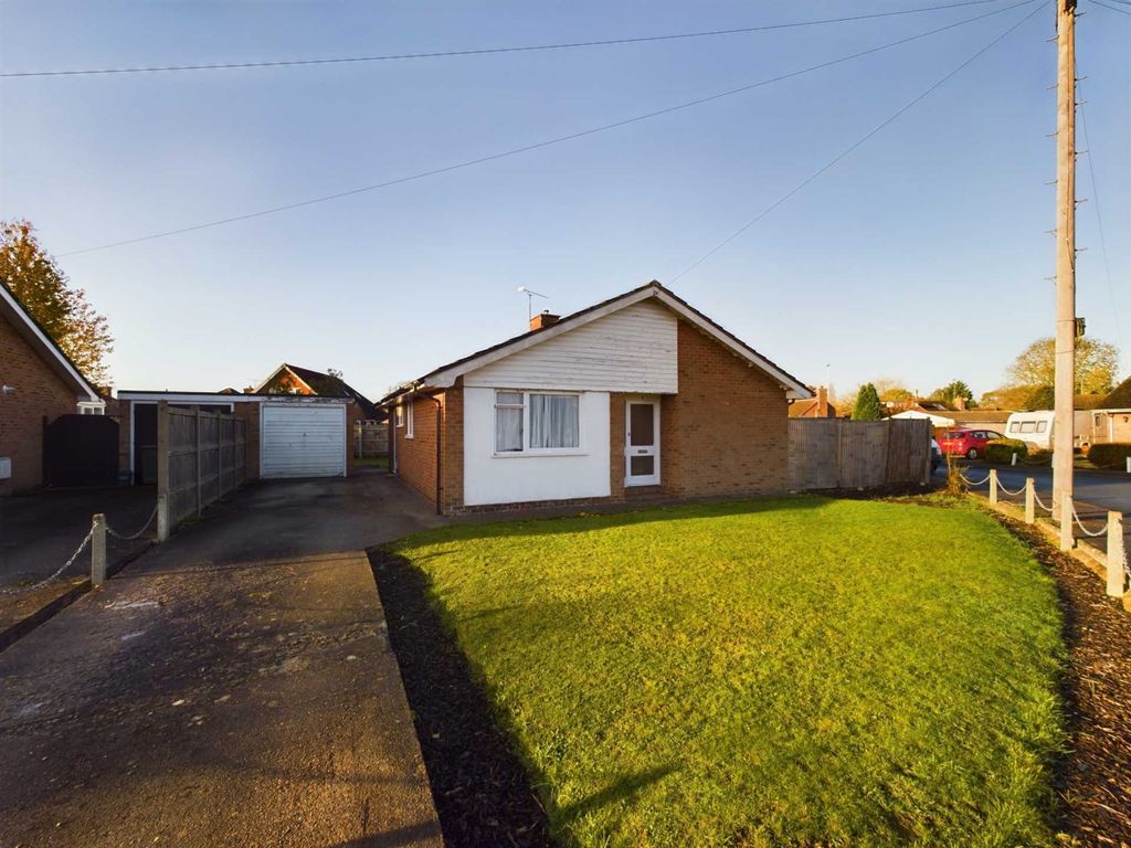 3 bed detached bungalow for sale in Home Close, Weston Turville HP22, £425,000