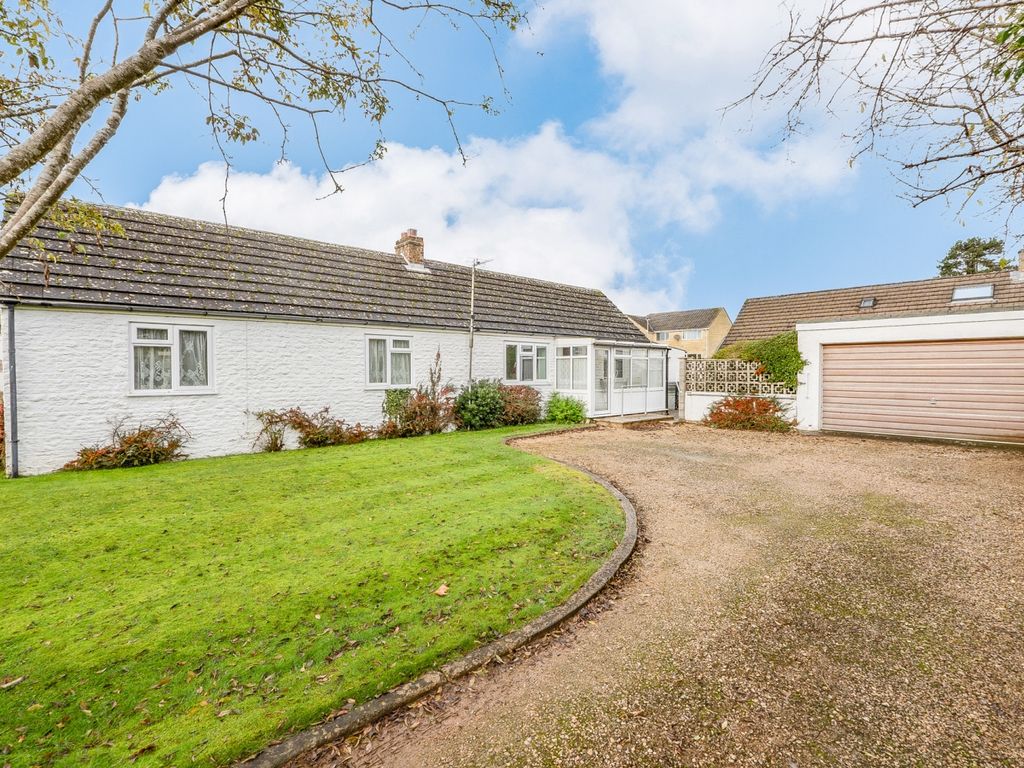 3 bed detached bungalow for sale in Rock Road, Carterton, Oxfordshire OX18, £400,000