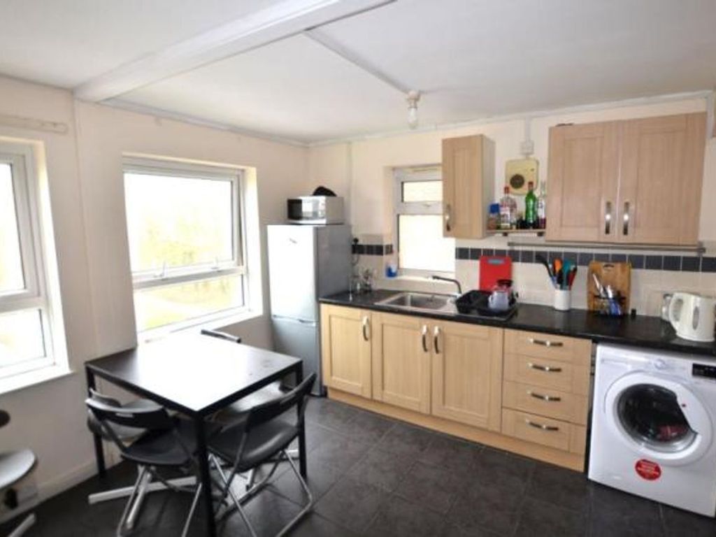 3 bed flat to rent in Winnall Manor Road, Earle House Winnall Manor Road SO23, £1,350 pcm