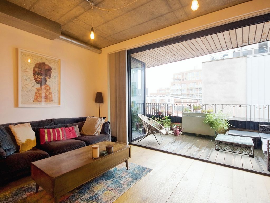 2 bed flat for sale in Lamb Lane, London E8, £895,000