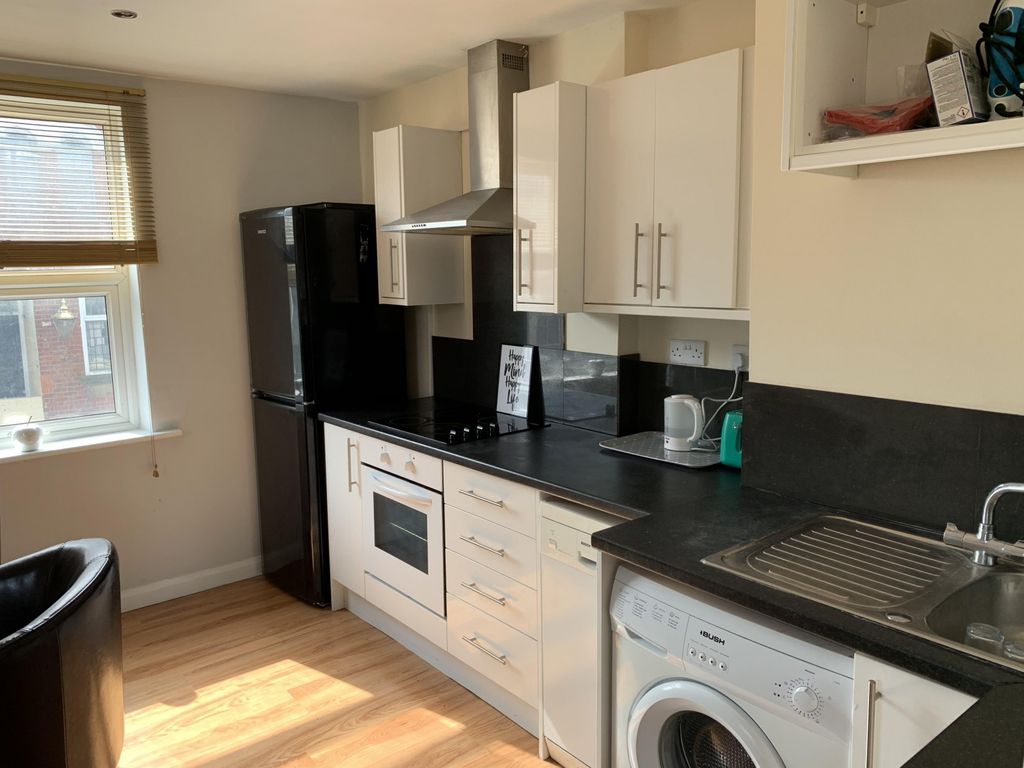 3 bed flat to rent in Queens Road, Beeston NG9, £1,885 pcm