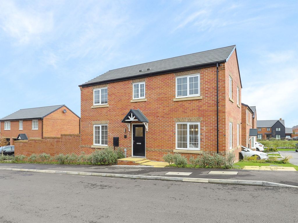 4 bed detached house for sale in Milford Drive, Wingerworth S42, £320,000