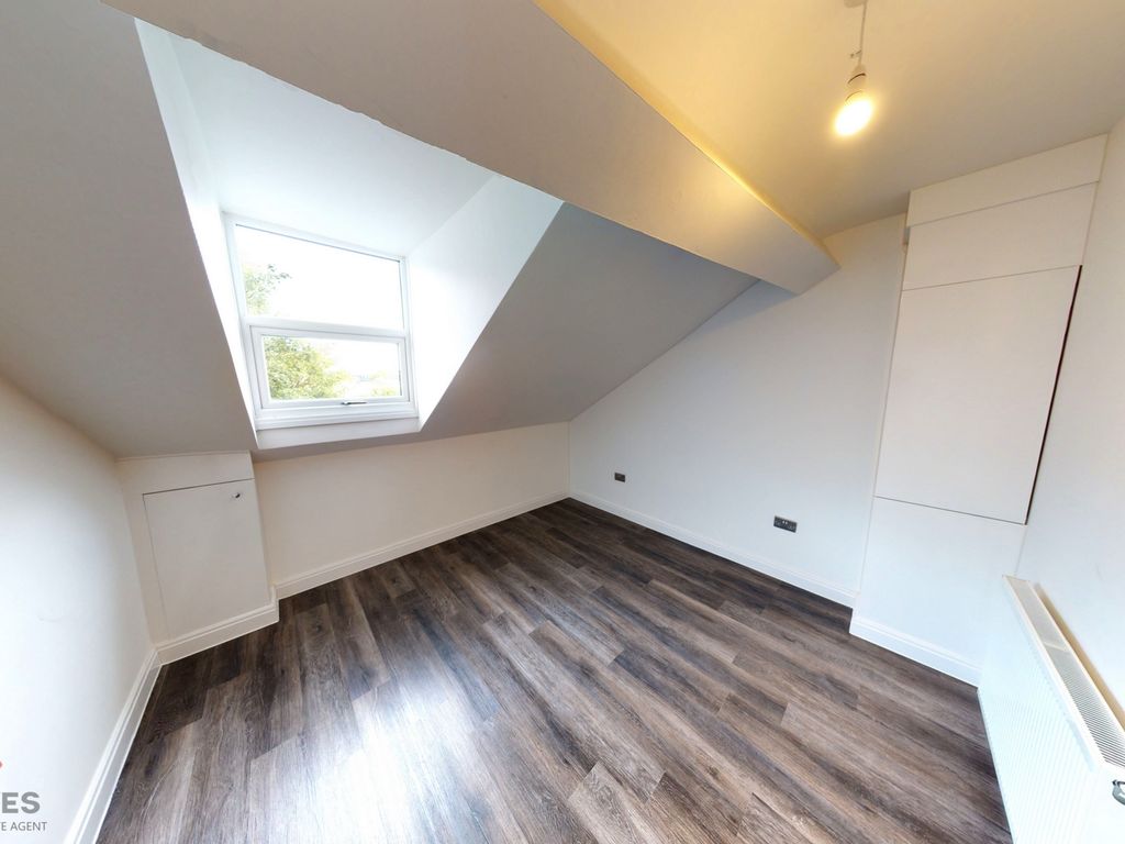 2 bed flat for sale in Walmer Road, Waterloo L22, £119,950