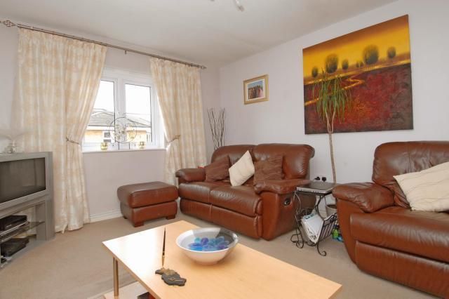 2 bed flat for sale in Newbury, Berkshire RG14, £180,000