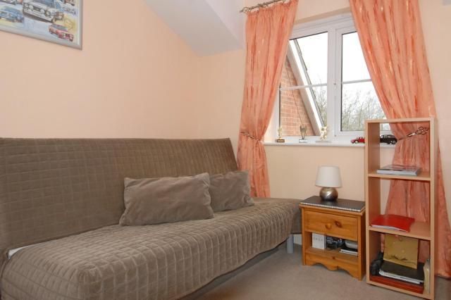 2 bed flat for sale in Newbury, Berkshire RG14, £180,000