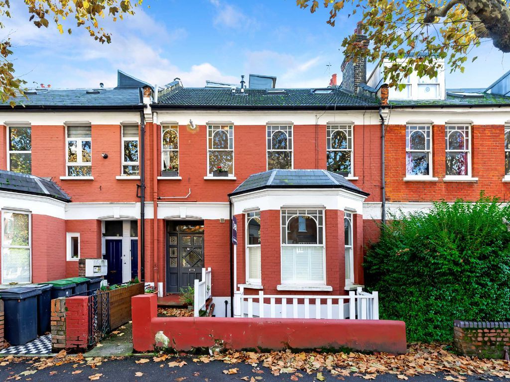 2 bed flat for sale in Stapleton Hall Road, London N4, £585,000