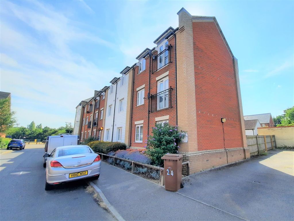 2 bed flat for sale in Bull Road, Ipswich IP3, £135,000