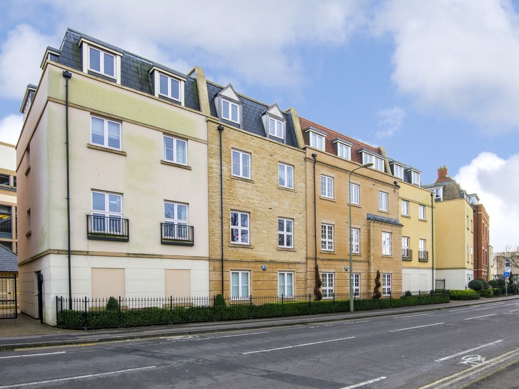 1 bed flat for sale in Woodford Way, Witney OX28, £170,000
