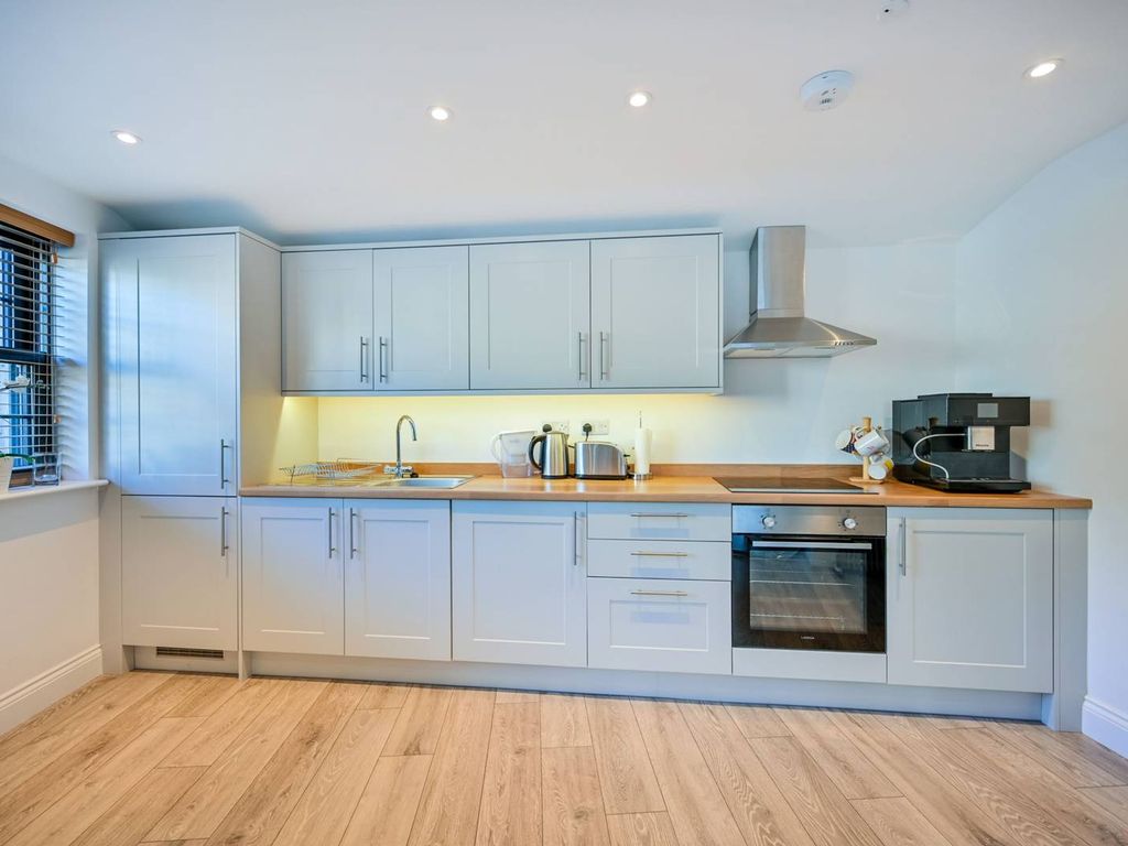 1 bed flat for sale in High Street, Hampton Wick KT1, £450,000