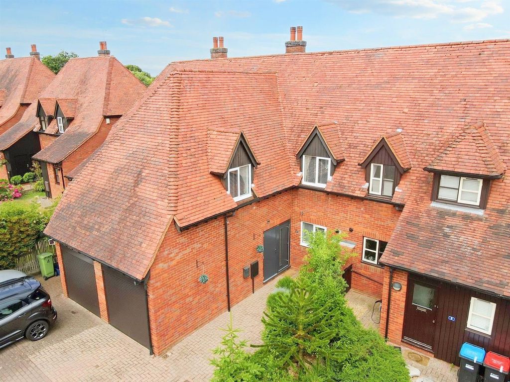 3 bed terraced house for sale in Eynsham Court, Woolstone, Milton Keynes MK15, £399,995