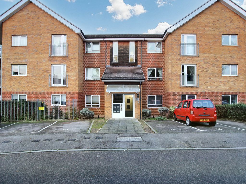 2 bed flat for sale in Milton Green, Langdon Hills SS16, £260,000