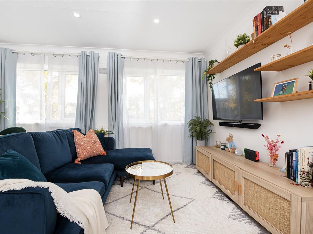 2 bed flat for sale in Eden Court, Ealing W5, £450,000