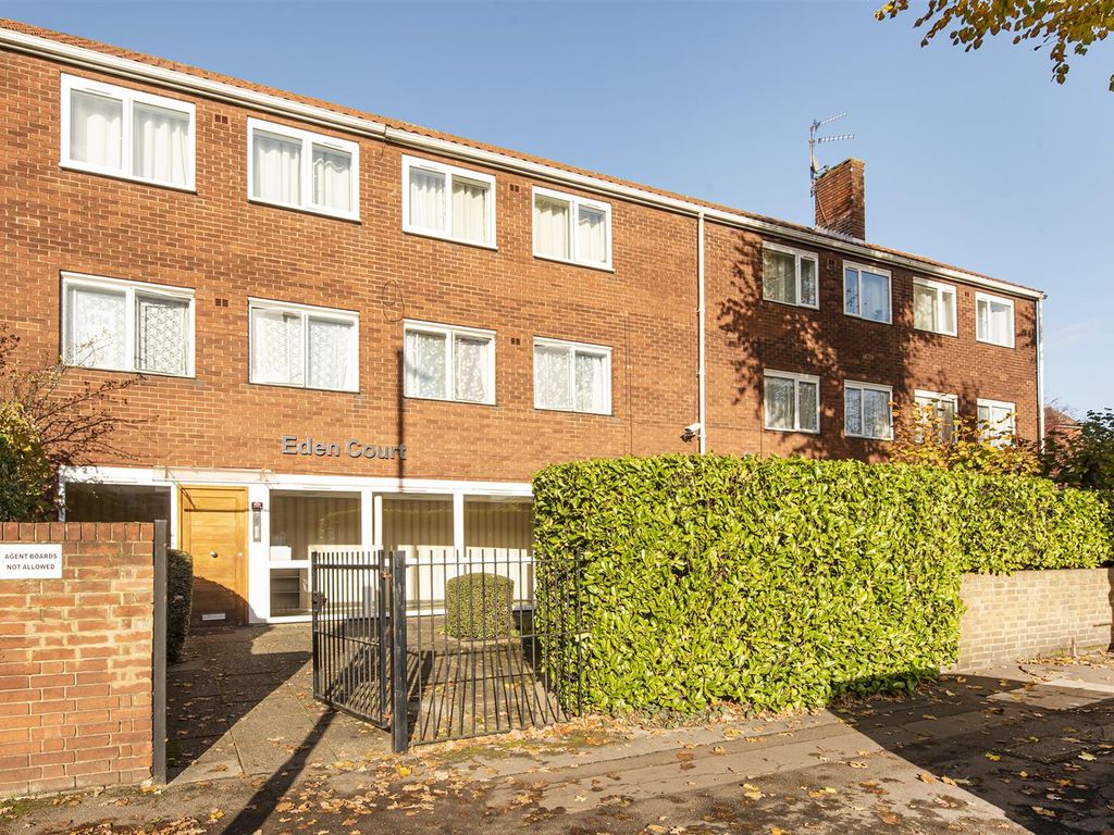 2 bed flat for sale in Eden Court, Ealing W5, £450,000