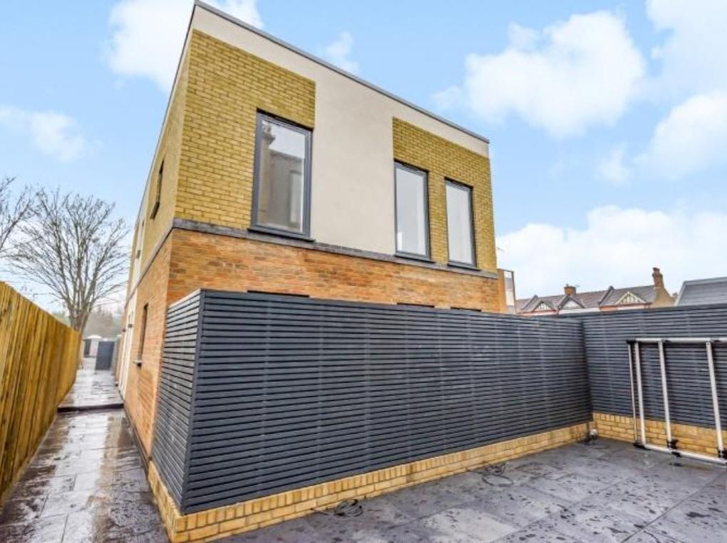 2 bed flat to rent in Beckenham Road, Beckenham BR3, £1,850 pcm