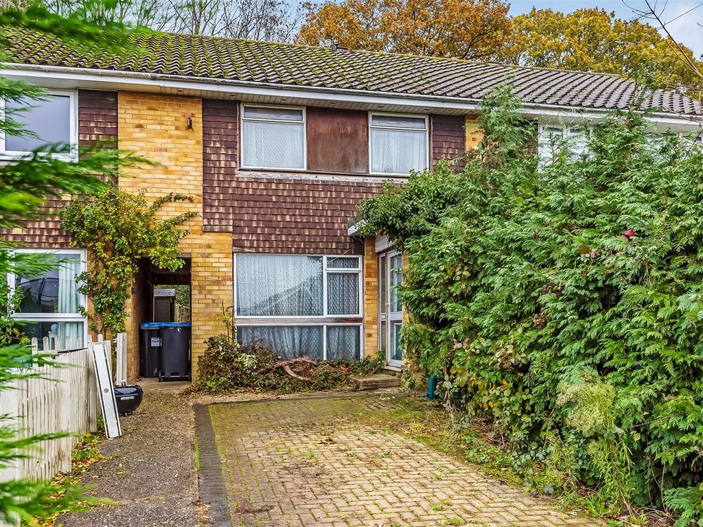 3 bed terraced house for sale in Greenacres, Oxted RH8, £325,000