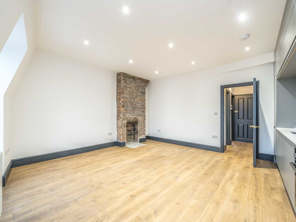 2 bed flat for sale in Colney Hatch Lane, London N10, £475,000