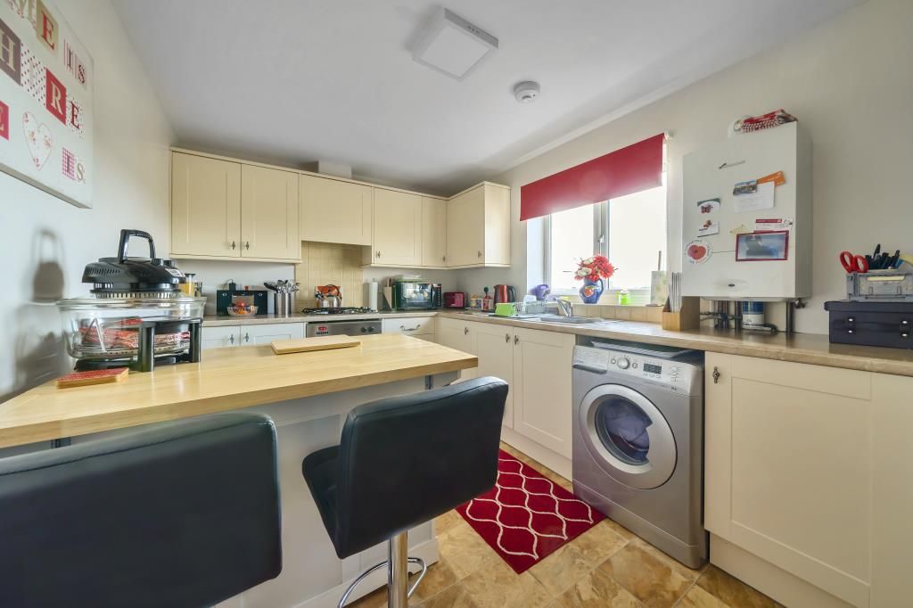 2 bed flat for sale in Swindon, Wiltshire SN2, £175,000