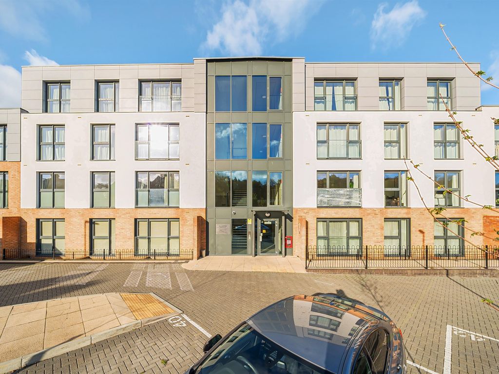1 bed flat for sale in Boyn Valley Road, Maidenhead SL6, £140,000