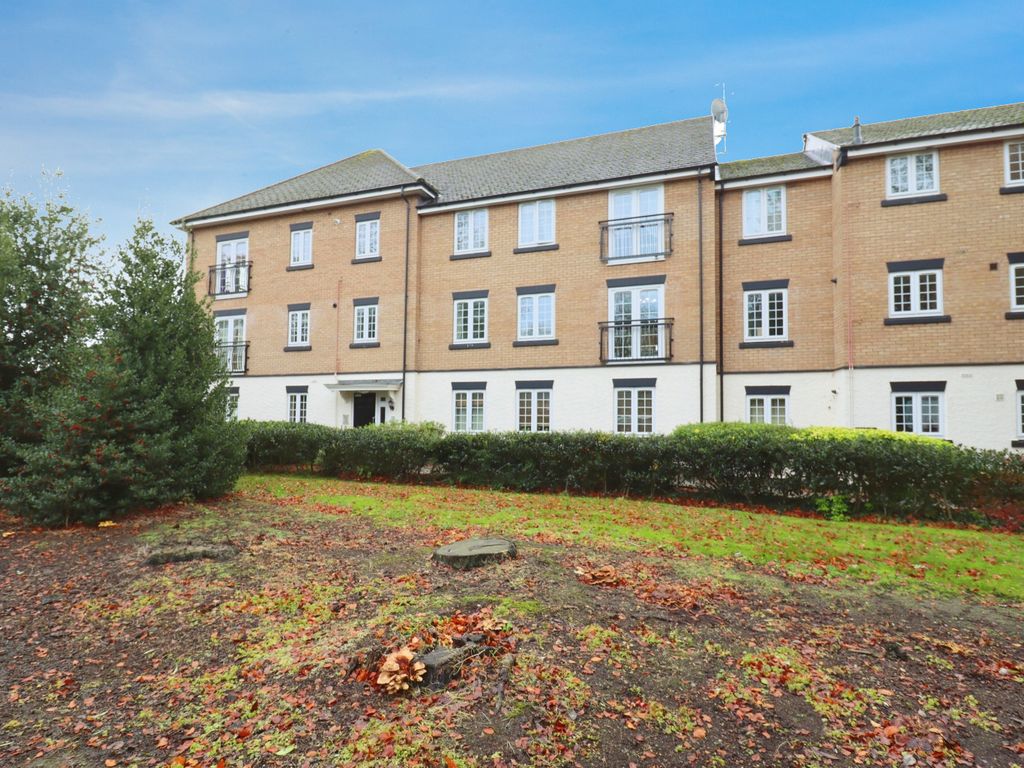 2 bed flat for sale in Buchanan Road, Rugby CV22, £145,000