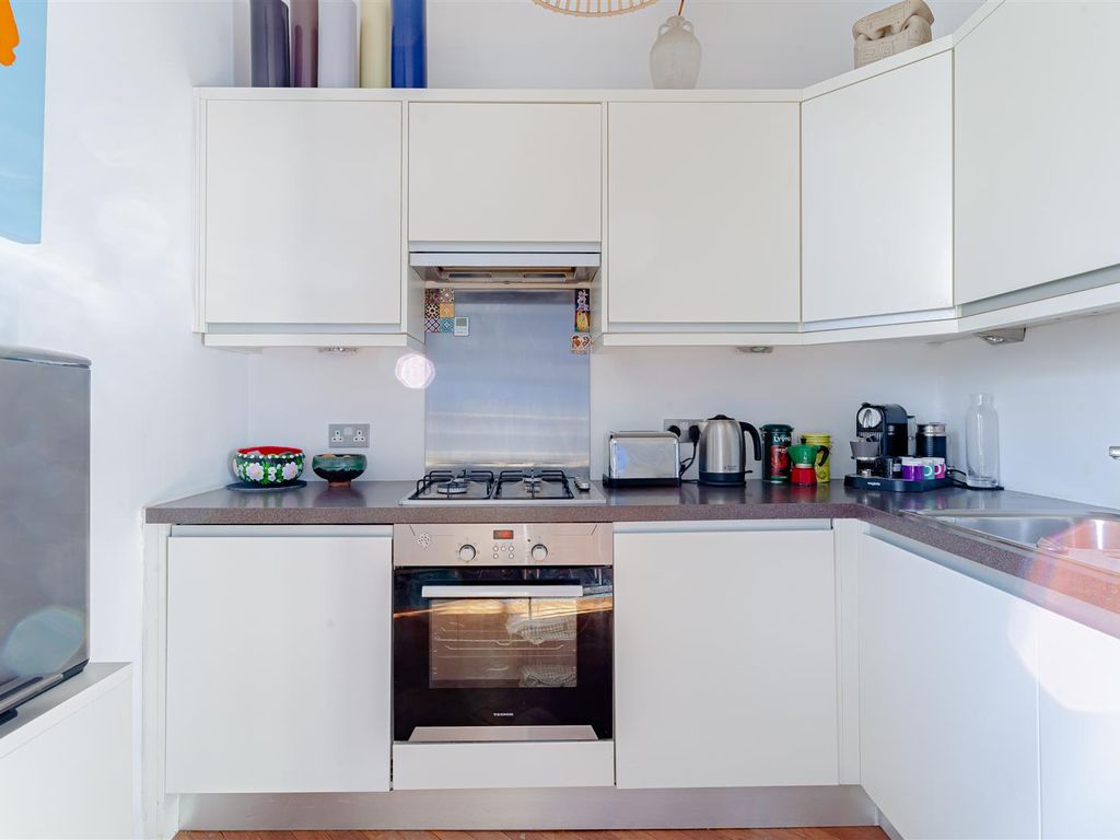 1 bed flat for sale in Thornhill Crescent, London N1, £550,000