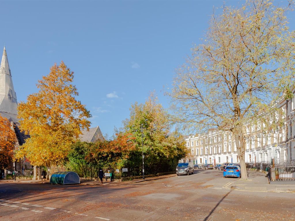 1 bed flat for sale in Thornhill Crescent, London N1, £550,000