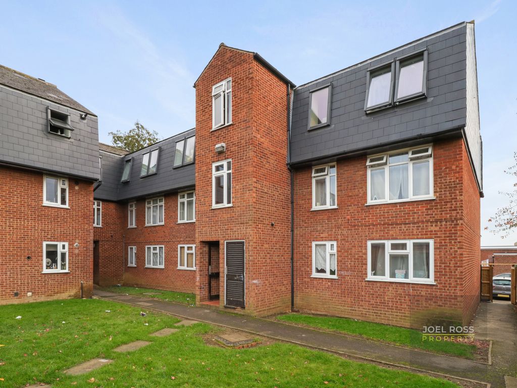 2 bed flat for sale in Limes Avenue, Chigwell IG7, £200,000