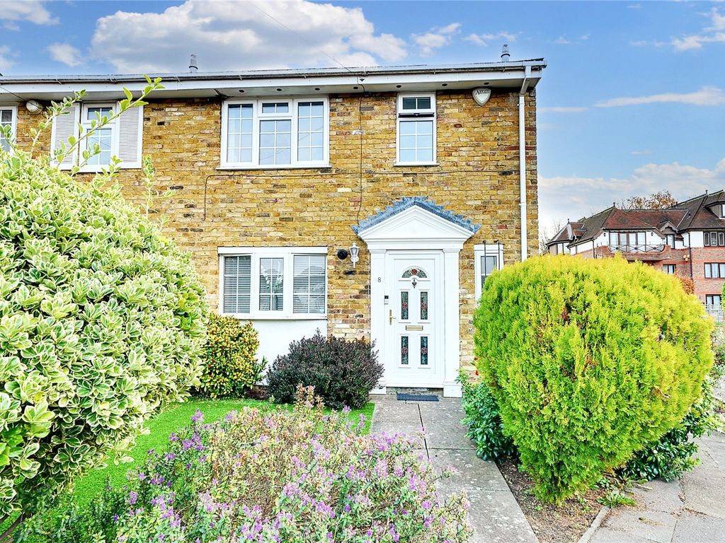 3 bed end terrace house for sale in Crofton Way, Enfield EN2, £575,000