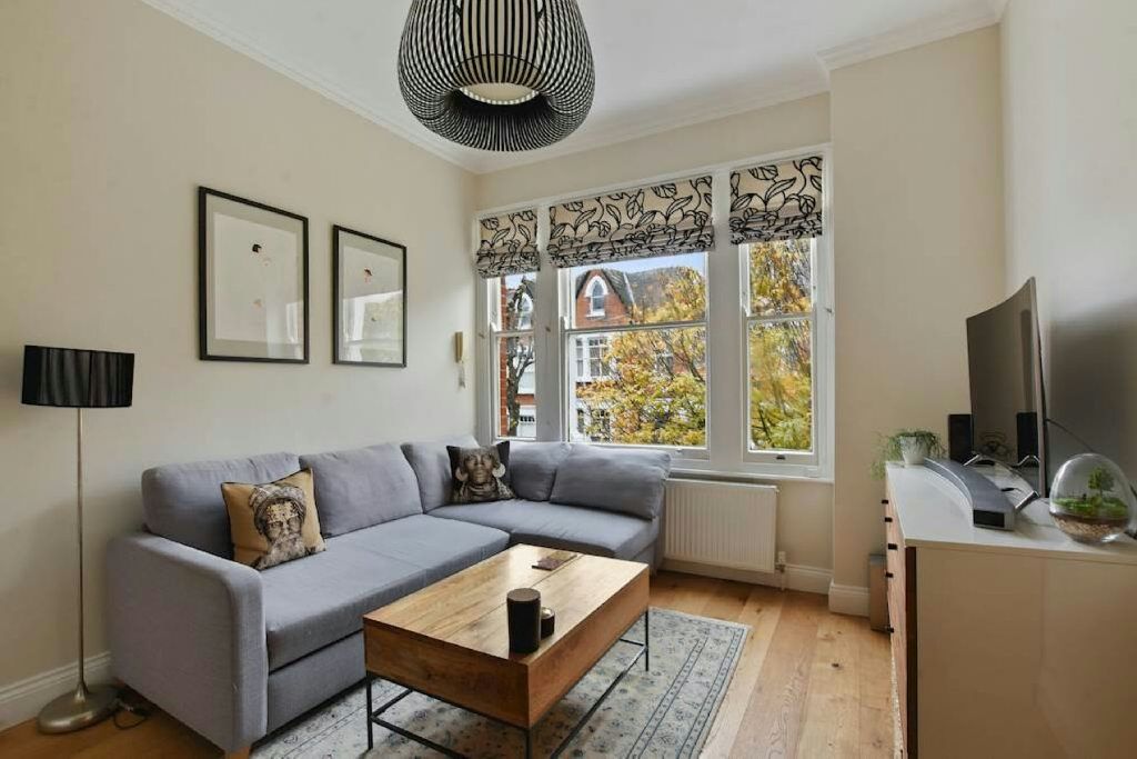 2 bed flat for sale in Gladsmuir Road, London N19, £575,000