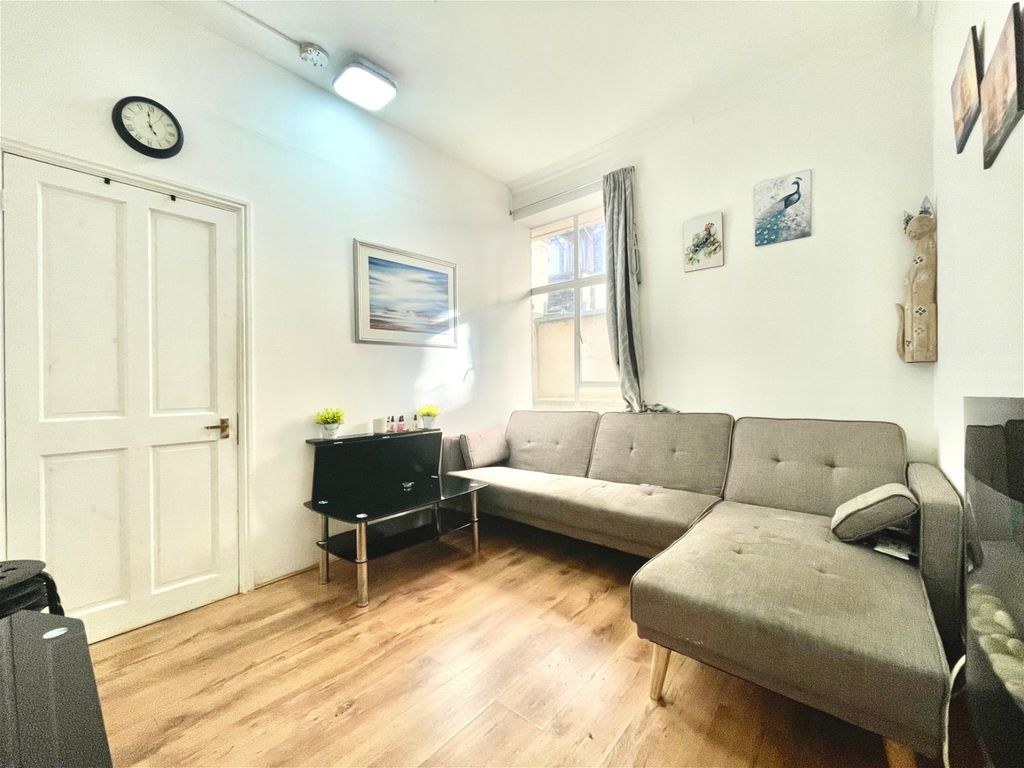 1 bed flat for sale in Westbourne Terrace, London W2, £399,950