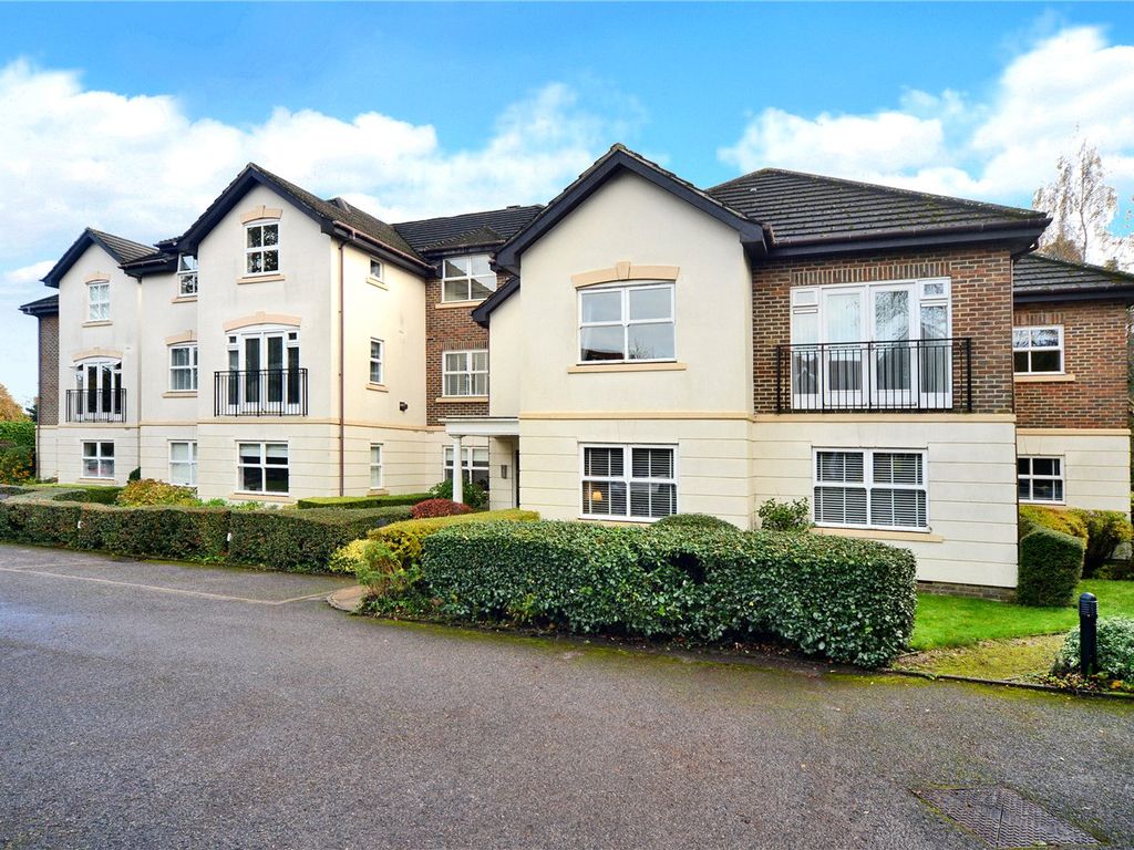3 bed flat for sale in Furze Hill, Kingswood, Tadworth, Surrey KT20, £495,000