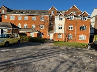 2 bed flat to rent in Silchester Court, 598-604 London Road, Ashford, Surrey TW15, £1,600 pcm
