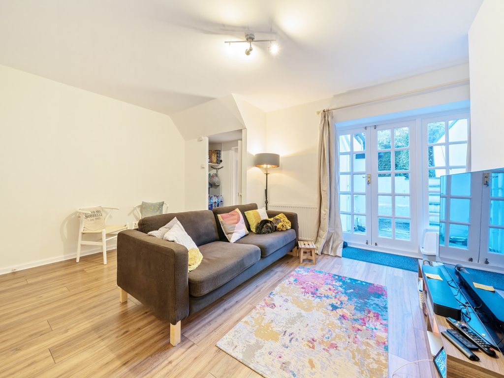 1 bed flat for sale in Bramber Road, London W14, £475,000
