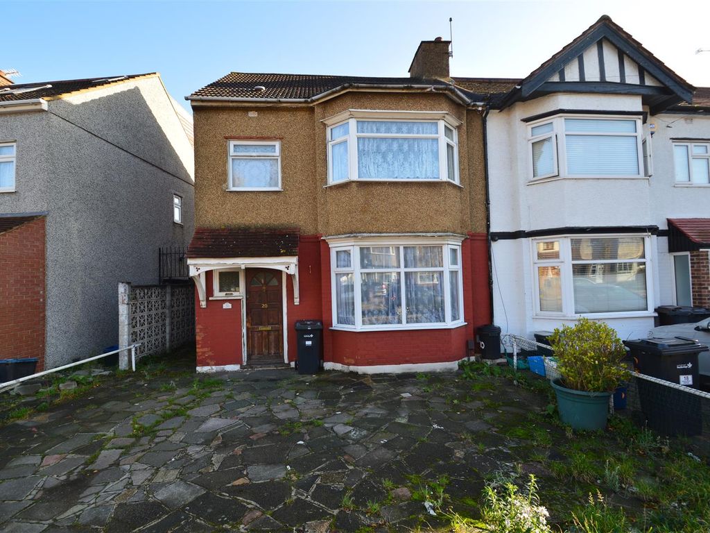 3 bed property for sale in Ashurst Drive, Ilford IG2, £550,000