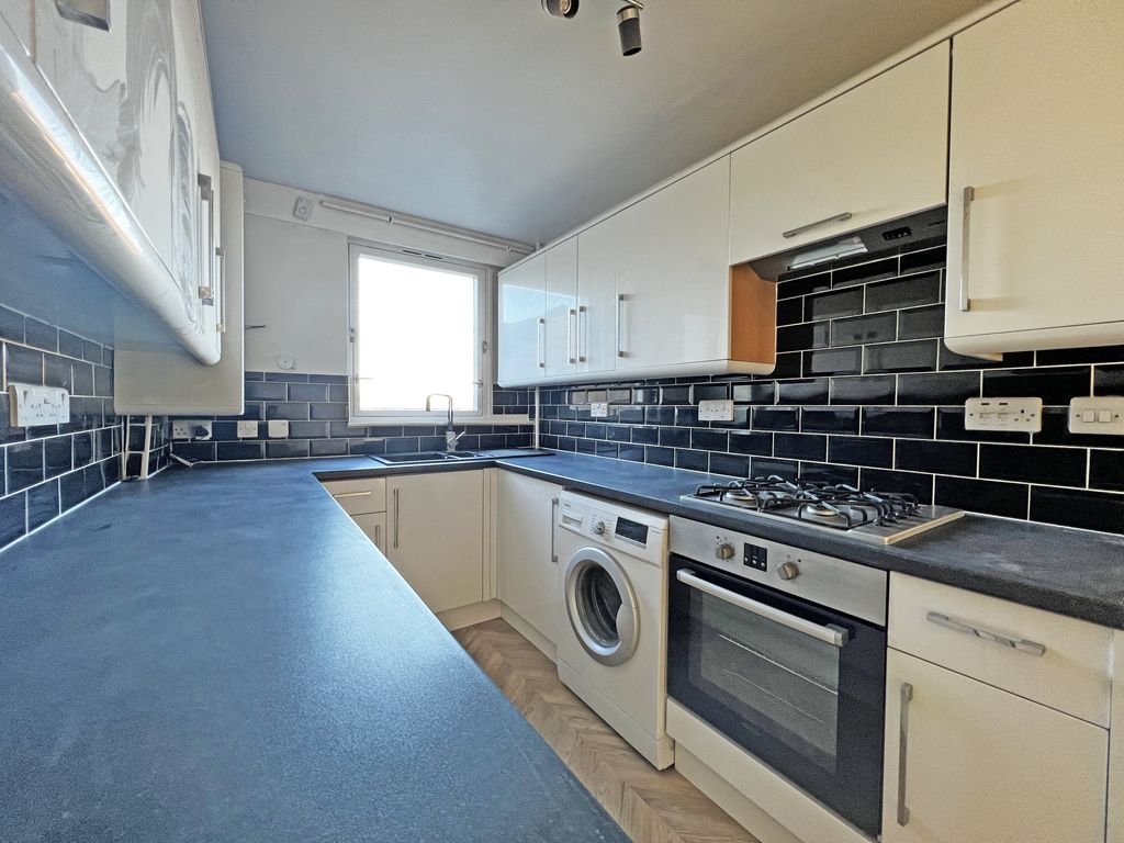 2 bed flat for sale in Invicta Close, Chislehurst BR7, £340,000