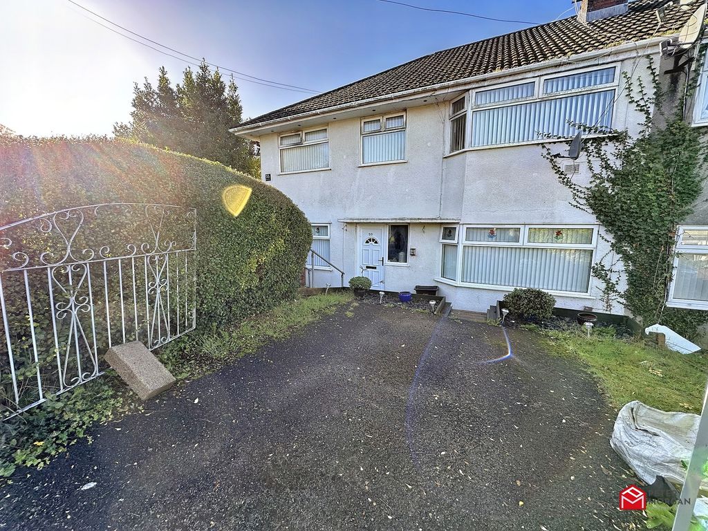2 bed flat for sale in Crynallt Road, Neath, Neath Port Talbot. SA11, £45,000