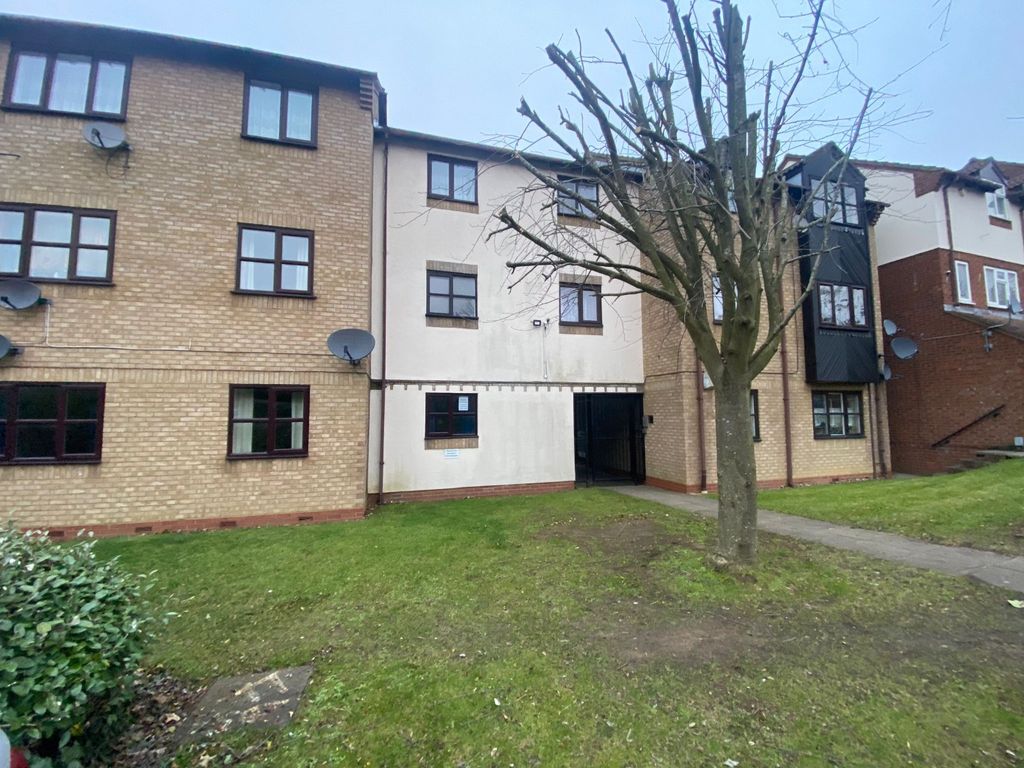 2 bed flat for sale in The Ridings, Luton, Bedfordshire LU3, £130,000
