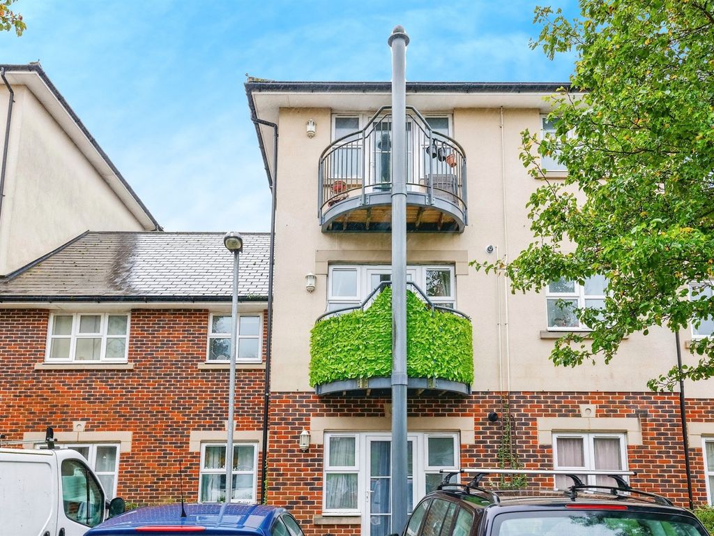 2 bed flat for sale in Charlton Road, Andover SP10, £160,000