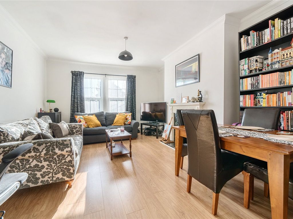 2 bed flat for sale in Park Road, High Barnet, Barnet EN5, £425,000