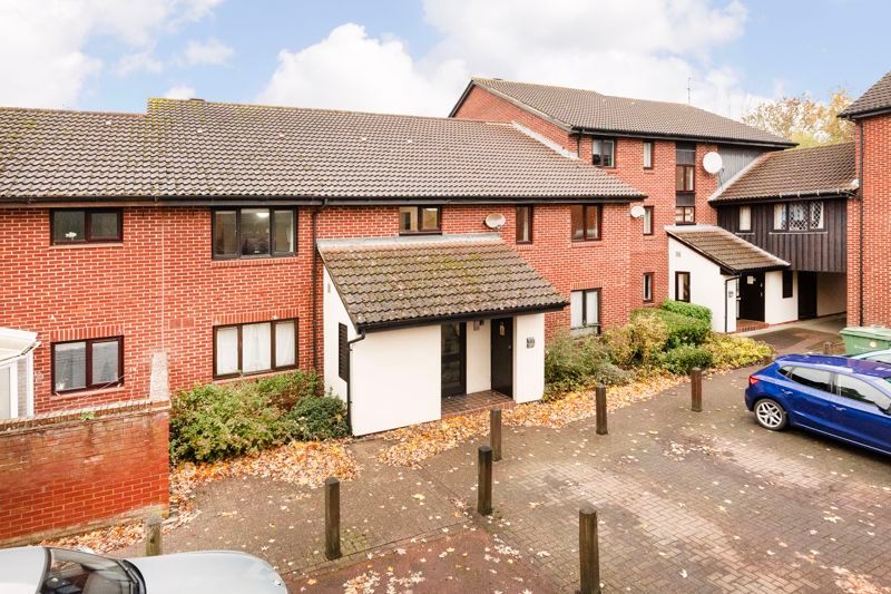 Studio for sale in Exeter Court, Didcot OX11, £125,000