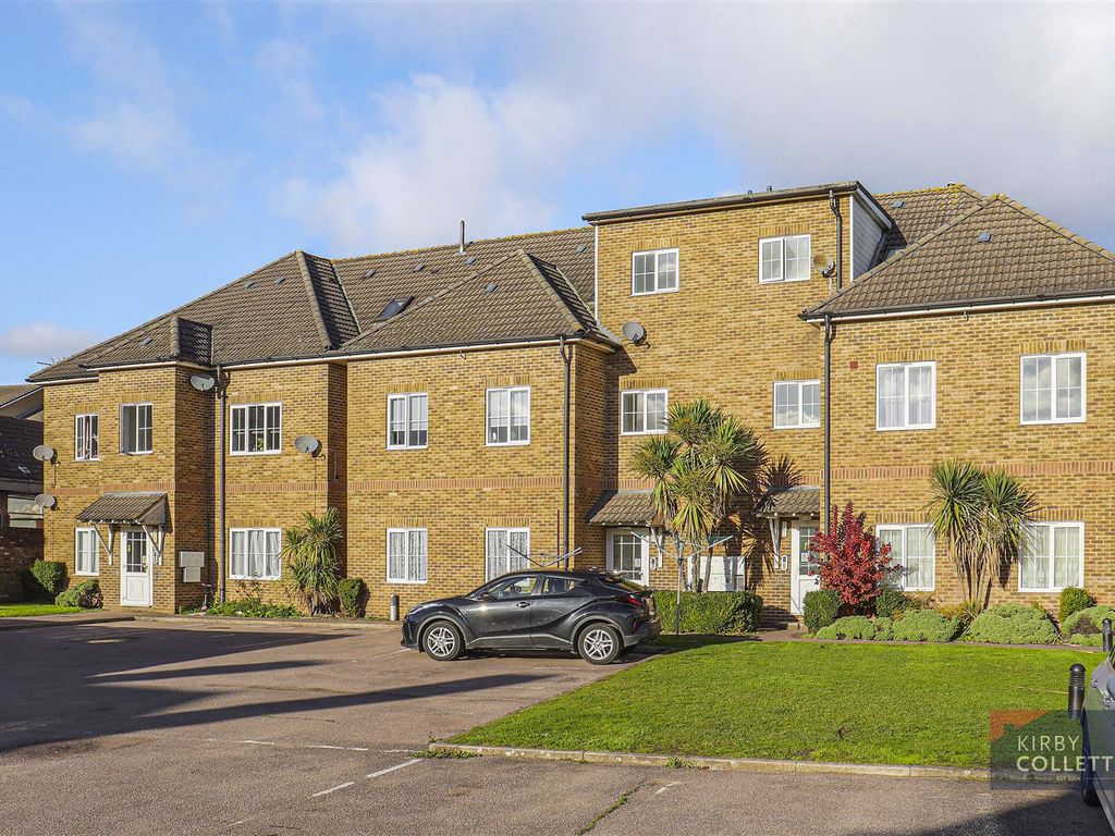 2 bed flat for sale in Lowfield Lane, Hoddesdon EN11, £239,950