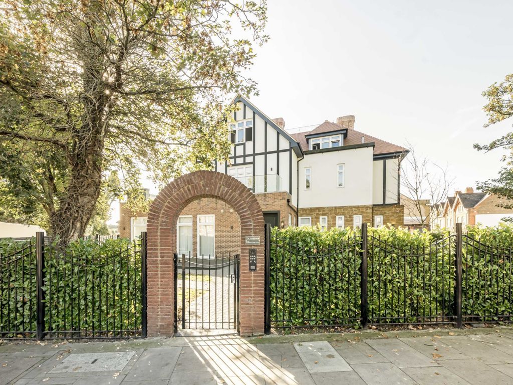 3 bed flat for sale in Brampton Grove, London NW4, £850,000